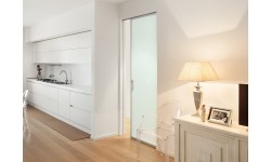 PORTE COULISSANTE EN VERRE ET ALUMINIUM